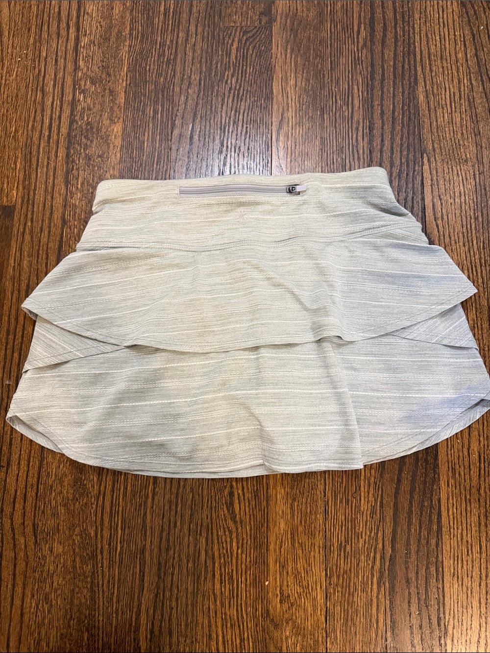 Athleta XS Grey Striped Tiered Mini Skort with Layered Hem - Picture 3 of 3
